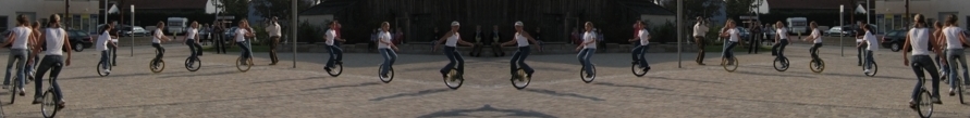 Einrad fahrende Mädchen bei der Einweihung der Figur